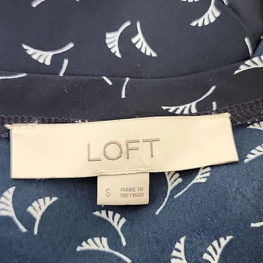 Loft. Women's Beautiful Blouse. EUC. Size Small - Picture 3 of 6